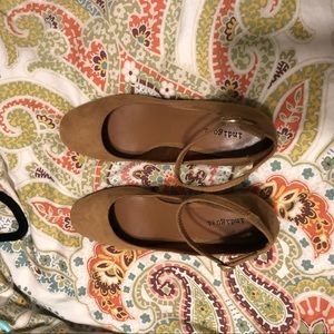 8.5 tan closed toed flats